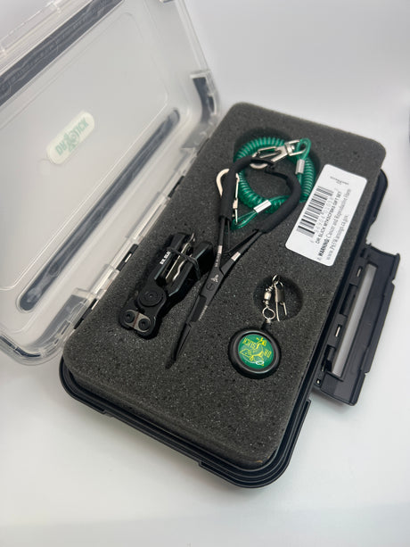 Dr. Slick Gift Set - Nipper, Reel & CMS5CFBK 5" Crossfire Mitten Scissor Clamp in Large Fly Box Fly Fishing Accessories