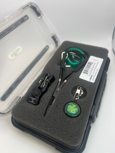 Dr. Slick Gift Set - Nipper, Reel & CMS6CFBK 6" Crossfire Mitten Scissor Clamp in Large Fly Box Fly Fishing Accessories